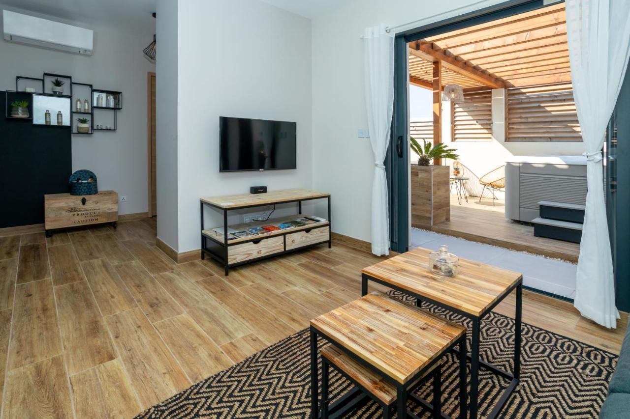 L'entre deux-suite romantique - jacuzzi privatif - 1 petit déjeuner pour 2 OFFERT Le Somail Esterno foto